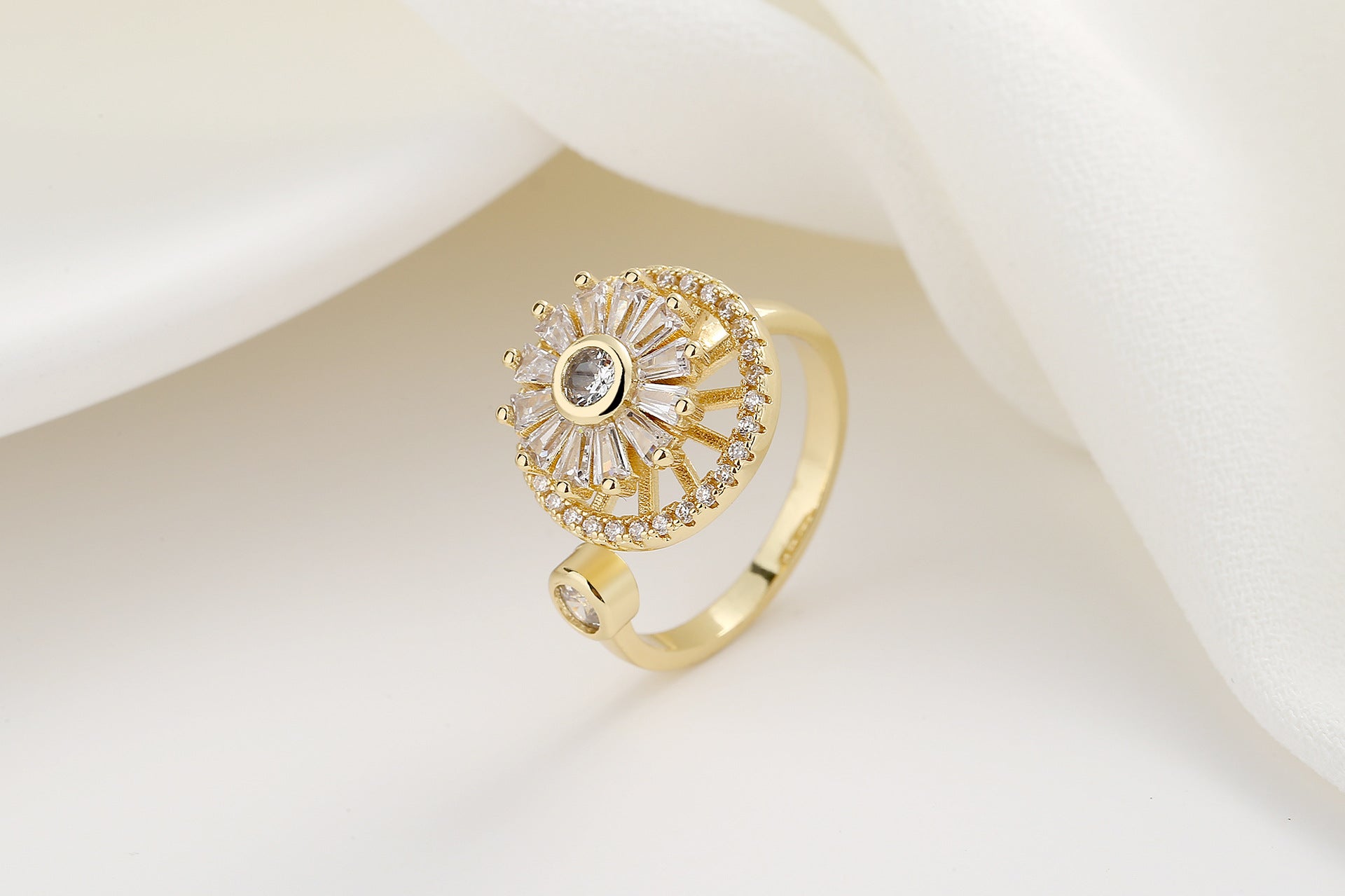 Anillo ajustable con apertura de trébol giratorio de cobre al por mayor